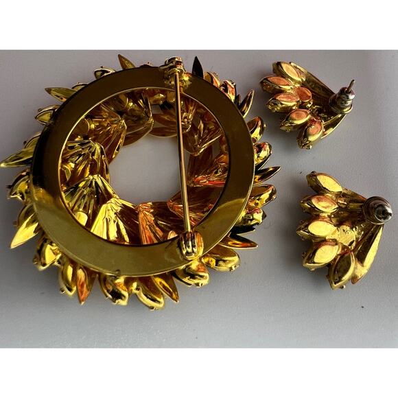 Vintage Gold Toned Wreath with Red and Green Stones Plus matching earrings! - Picture 7 of 9